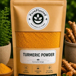 Pode incluir: Uma bolsa vertical de pó de açafrão laranja brilhante com acabamento em papel kraft. O rótulo apresenta o texto PurePlanted, Turmeric Powder, Curcuma longa, 100% Natural, Chemical Free, No Fillers, No Additives e Pure Ingredients.