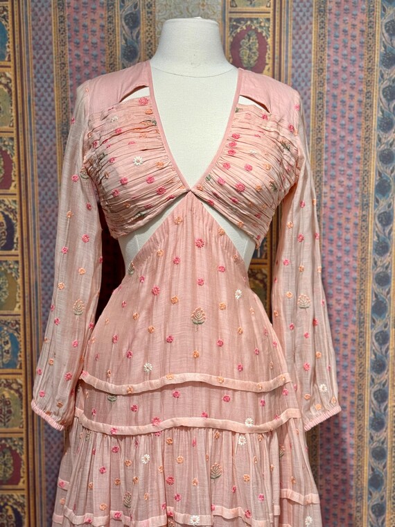 Soft pink cut-out dress in pure mul cotton with floral embroidery