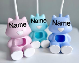 Personalized Cat Night Light Phone Stand – Cute Desk Lamp Party Favor Gift, Kawaii Room Decor, Teen Girl Birthday Present, Kids Bedside Lamp