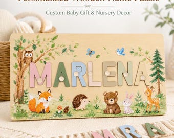 Op de afbeelding: Een rechthoekige houten naampuzzel met de naam MARLENA in pastelkleurige letters. Het bord is versierd met illustraties van een boom, een uil, een vos, een egel, een beer, een konijn, een hert, een vlinder en een blauwe vogel.