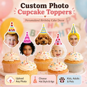 Può includere: Topper per cupcake personalizzati con foto di volti di bambini, adulti e un cane, ognuno con un colorato cappellino da festa con un numero. Il testo recita Custom Photo Cupcake Toppers, Personalized Birthday Cake Decor, Upload Any Photo, Choose Hat Style & Age e Kids, Adults & Pets.