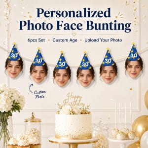 以下が含まれることがあります： パーソナライズされたフォトフェイスバナーのある誕生日のシーン。バナーには、30の数字が入った青いパーティーハットをかぶった女性の顔の切り抜きが6つあります。金色のアクセントと「Happy Birthday」のケーキトッパーが付いた白いケーキ。
