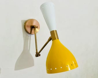 Aplique de pared Stilnovo vintage: lámpara de brazo oscilante de latón de mediados de siglo