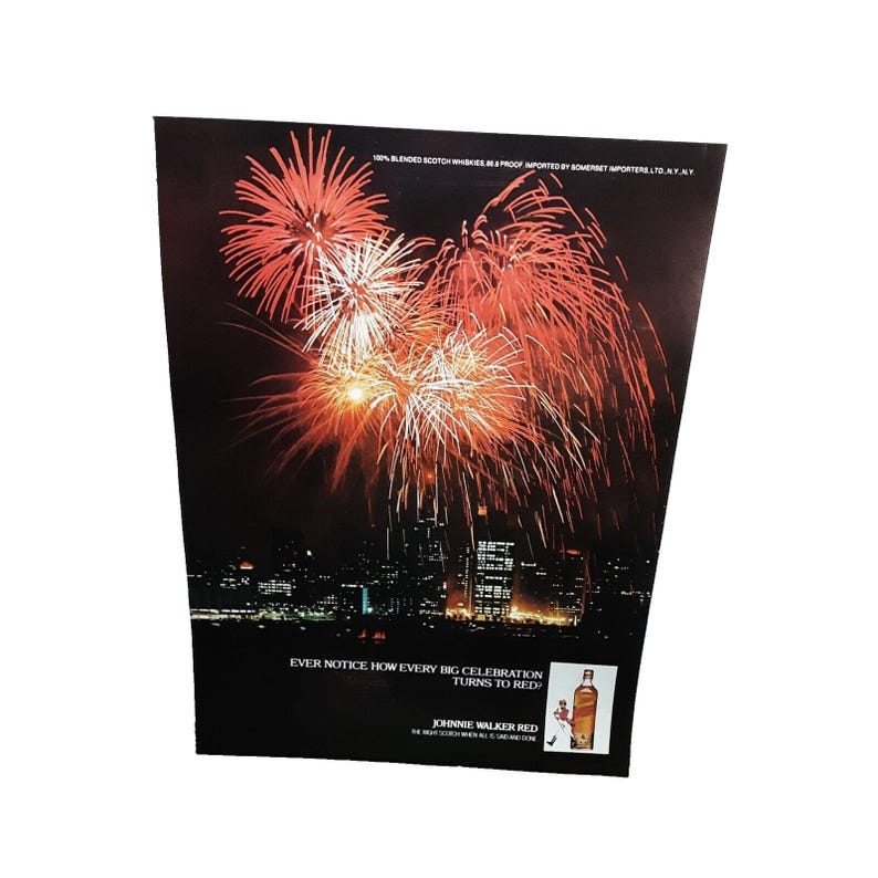 Puede incluir: Un anuncio vintage para el whisky escoc&eacute;s Johnnie Walker Red. El anuncio presenta una ciudad nocturna con fuegos artificiales explotando en el cielo. El texto dice "&iquest;Alguna vez has notado c&oacute;mo cada gran celebraci&oacute;n se vuelve roja? Johnnie Walker Red. El whisky adecuado cuando todo est&aacute; dicho y hecho."