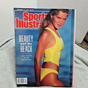 Puede incluir: Una portada de revista con una mujer en traje de ba&ntilde;o amarillo en una playa. La revista es Sports Illustrated y el texto de la portada dice "Beauty and the Beach" con el subt&iacute;tulo "Judith Masco in the Grenadines".