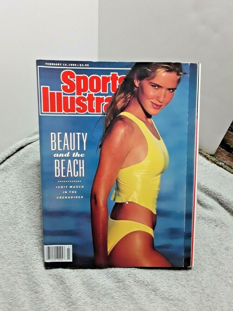 Puede incluir: Una portada de revista con una mujer en traje de ba&ntilde;o amarillo en una playa. La revista es Sports Illustrated y el texto de la portada dice "Beauty and the Beach" con el subt&iacute;tulo "Judith Masco in the Grenadines".