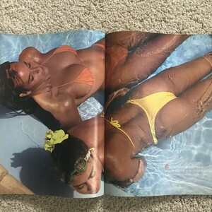 Puede incluir: Dos mujeres en traje de ba&ntilde;o est&aacute;n tumbadas en una piscina de agua. La mujer de la izquierda lleva un top de bikini naranja claro y la mujer de la derecha lleva una parte inferior de bikini amarilla. El agua es clara y azul.