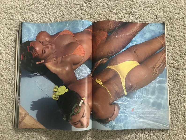 Puede incluir: Dos mujeres en traje de ba&ntilde;o est&aacute;n tumbadas en una piscina de agua. La mujer de la izquierda lleva un top de bikini naranja claro y la mujer de la derecha lleva una parte inferior de bikini amarilla. El agua es clara y azul.