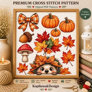 Puede incluir: Un patrón de punto de cruz digital con motivos otoñales que incluyen un lazo a cuadros, calabazas, una bellota, una seta, hojas de arce y un erizo asomándose bajo las hojas. El texto dice PREMIUM CROSS STITCH PATTERN, Digital PDF Pattern, 3 Sizes INCLUDED y KopiluwakDesign.