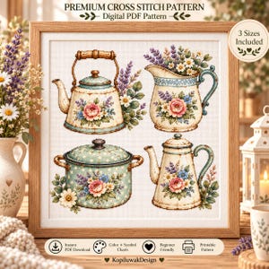 Op de afbeelding: Een digitaal kruissteekpatroon met vier keukenartikelen: een waterkoker, een kan, een pan en een koffiepot, allemaal versierd met bloemmotieven en lavendel. De tekst luidt Premium Cross Stitch Pattern, Digital PDF Pattern en 3 Sizes Included.
