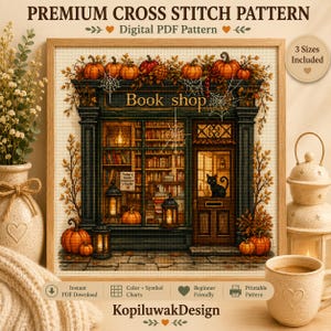 Puede incluir: Un patrón de punto de cruz que muestra la fachada de una librería decorada con calabazas, hojas de otoño y telarañas. El diseño incluye un gato negro en la puerta, linternas brillantes y estanterías visibles a través de los cristales.
