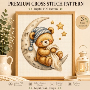 Può includere: Un modello a punto croce incorniciato con un orsacchiotto con un cappello a righe, seduto su una luna crescente con stelle. Il testo "PREMIUM CROSS STITCH PATTERN" e "Digital PDF Pattern" sono in alto. Il design include "3 Sizes Included".