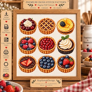Può includere: Uno schema a punto croce con nove crostatine alla frutta disposte in una griglia. Le crostatine presentano vari condimenti come ciliegie, frutti di bosco e panna montata. Il design è presentato in una cornice di legno con etichette di testo.