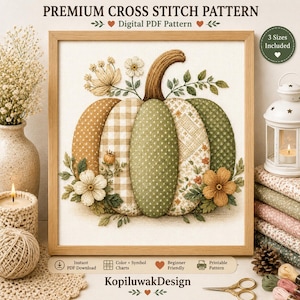 Può includere: Uno schema digitale a punto croce raffigurante una zucca composta da cinque segmenti verticali con vari motivi verdi e marroni, decorata con piccoli fiori e foglie. Il testo recita PREMIUM CROSS STITCH PATTERN, Digital PDF Pattern, 3 Sizes Included e KopiluwakDesign.