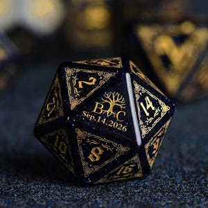 Gepersonaliseerde D&D-dobbelset met Levensboommotief van blauwe zandsteen, gegraveerde set van 7 polyhedrale RPG-dobbelstenen, D&D-cadeau voor hem
