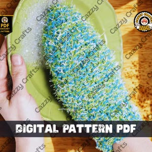 Könnte beinhalten: Ein grüner Teller mit Seifenwasser wird mit einem blau, grün und weiß gehäkelten Geschirrtuch geschrubbt. Die Worte "DIGITAL PATTERN PDF" werden am unteren Rand des Bildes angezeigt. Das Bild enthält auch das Logo "Cazzy Crafts".