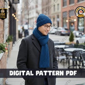 Può includere: Una persona indossa un cappello e una sciarpa blu a maglia, con un cappotto grigio scuro. L'immagine include il testo "DIGITAL PATTERN PDF" e i loghi di "Cazzy Crafts" e "PDF Crochet Pattern". Lo sfondo mostra una via cittadina.