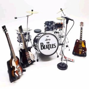 Miniatuur Beatles-drumset en gitaarreplica: muziekdisplay op schaal 1/12