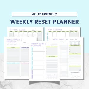 以下が含まれることがあります： 「ADHD FRIENDLY」と「WEEKLY RESET PLANNER」の文字が入った、週ごとのリセットプランナー。月間と週間の概要、毎日の計画、フォーカスと優先順位、メモとリマインダーのセクションが含まれています。ページは白で、水色と緑のアクセントが付いています。