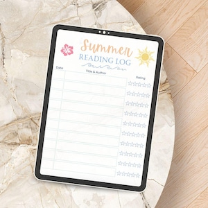 K&ouml;nnte beinhalten: Ein digitales Tablet mit einer Vorlage f&uuml;r ein "Sommer-Leseprotokoll". Das Design umfasst eine rosa Blume, eine gelbe Sonne und Bereiche f&uuml;r Buchtitel, Autoren, Daten und Bewertungen. Das Tablet hat einen schwarzen Rahmen und liegt auf einer marmor&auml;hnlichen Oberfl&auml;che.