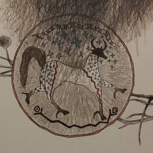 Pu&ograve; includere: Un disegno in bianco e nero di un cavallo stilizzato su uno scudo rotondo con sfondo marrone. Lo scudo &egrave; circondato da un ramo marrone con piccoli fiori bianchi. La firma dell'artista, "BK Milly", &egrave; nell'angolo in basso a destra.