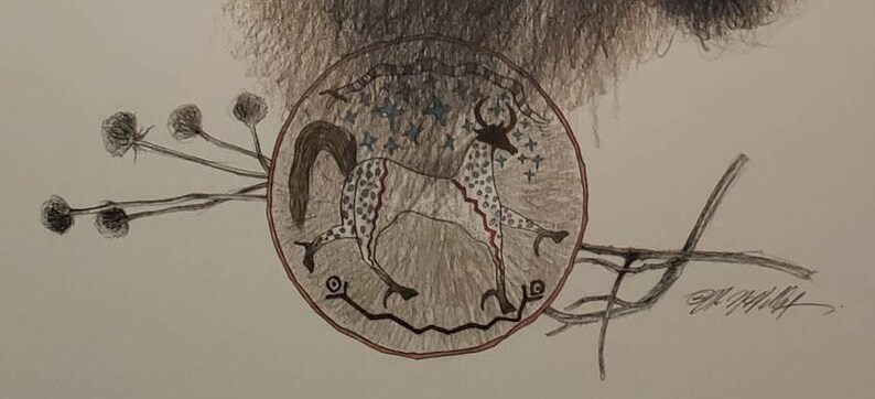 Pu&ograve; includere: Un disegno in bianco e nero di un cavallo stilizzato su uno scudo rotondo con sfondo marrone. Lo scudo &egrave; circondato da un ramo marrone con piccoli fiori bianchi. La firma dell'artista, "BK Milly", &egrave; nell'angolo in basso a destra.