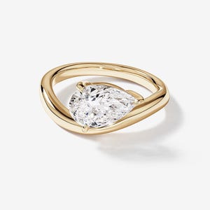 Anillo de compromiso solitario de oro amarillo con diamantes cultivados en laboratorio de 1,60 ct.