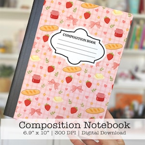 Può includere: Un quaderno di composizione con un motivo a quadri rosa con fragole, pane, fiocchi e vasetti di marmellata. La copertina include il testo "COMPOSITION BOOK" in un'etichetta bianca. Il quaderno misura 17,5 cm per 25,4 cm.