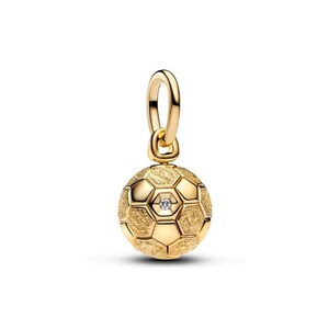 Peut inclure: Un charm en or en forme de ballon de football avec une surface texturée et des panneaux lisses. Un panneau hexagonal central présente une petite pierre précieuse ronde et transparente au milieu. Le charm inclut un anneau en or poli.