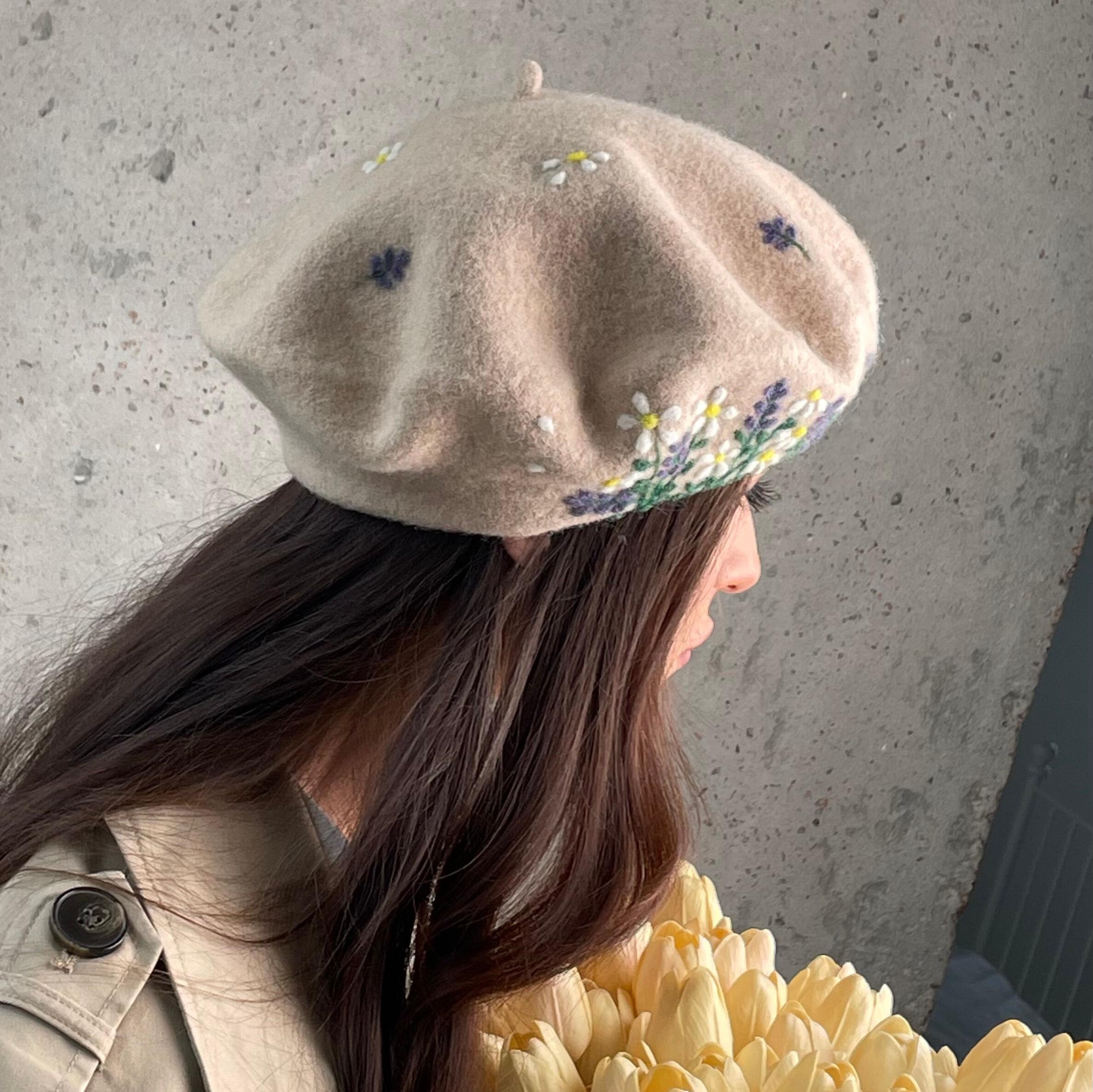 Beige Wool Beret With Hand Felted Flowers – Handmade Spring  display picture 3