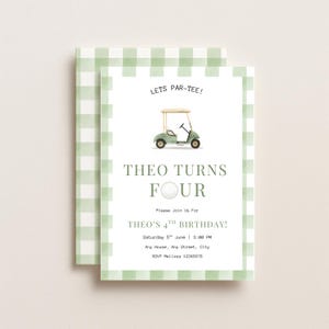 Puede incluir: Una tarjeta de invitación de cumpleaños con un borde de cuadros vichy en verde y blanco. El centro muestra una ilustración en acuarela de un carrito de golf con el texto LETS PAR-TEE! THEO TURNS FOUR y los detalles del 4º cumpleaños de Theo.