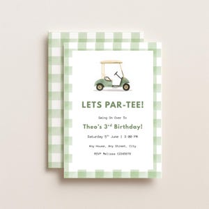 Puede incluir: Una tarjeta de invitación de cumpleaños rectangular con un borde de cuadros vichy verde claro. El centro muestra una ilustración en acuarela de un carrito de golf sobre el texto LETS PAR-TEE! Swing On Over To Theo's 3rd Birthday!
