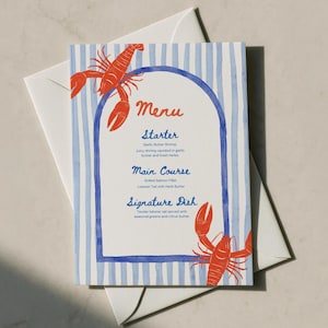 Könnte beinhalten: Eine rechteckige Menükarte mit blau gestreiftem Hintergrund und einem zentralen blauen Bogenrahmen. Die Karte zeigt den Text Menu, Starter, Main Course und Signature Dish in Blau und Rot, begleitet von zwei roten Hummerillustrationen.