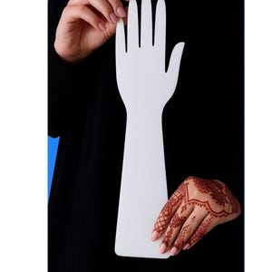 Puede incluir: Un juego de tres tazas de cerámica con un acabado mate moteado. Las tazas son en tonos crema, gris claro y gris oscuro. Cada taza tiene un diseño simple y minimalista y un asa redondeada.