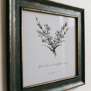 Puede incluir: Un marco verde oscuro envejecido con detalles dorados enmarca una impresión floral en blanco y negro. La impresión incluye el texto "Your favourite Bible verse" y "Scripture 3:5".
