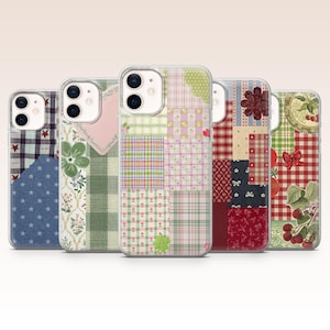 Könnte beinhalten: Fünf transparente Handyhüllen mit Patchwork-Designs. Die Muster umfassen Karos, Blumenmuster und Sterne in verschiedenen Farben wie Blau, Grün, Rosa und Rot. Die Hüllen sind für ein Smartphone konzipiert.