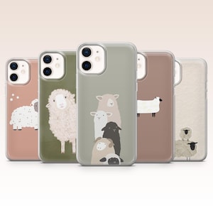 Puede incluir: Cinco fundas transparentes para smartphone dispuestas en fila, cada una con una ilustración única de ovejas. Los diseños incluyen ovejas solas, apiladas y en grupo en colores como blanco, negro y beige sobre fondos de tonos suaves.