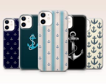 Puede incluir: Una colección de cinco fundas para teléfono con diseños de anclas náuticas. Las fundas presentan varios patrones, incluyendo azul marino con anclas blancas, anclas turquesas sobre un fondo azul oscuro y patrones de rayas con anclas azules. Una funda tiene un fondo negro con un ancla detallada.