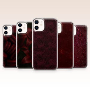 Op de afbeelding: Vijf transparante telefoonhoesjes met verschillende ontwerpen. De ontwerpen omvatten macarons, donkerrode bloemblaadjes, een rozenpatroon, effen donkerrood en waterdruppels. De hoesjes hebben een transparante rand.