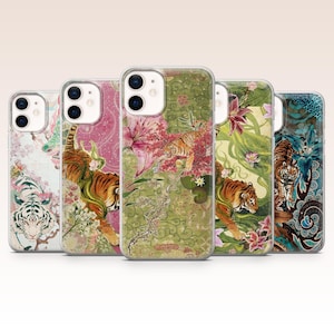 Puede incluir: Una colección de cinco fundas para teléfono con diseños únicos. Cada funda presenta una ilustración artística diferente de tigres, flores y follaje en varios esquemas de color, incluyendo rosa, verde y azul. Las fundas son de plástico transparente.