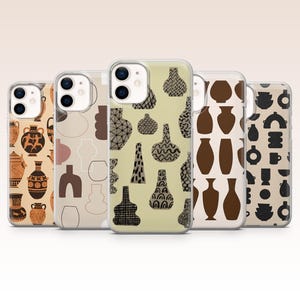 Könnte beinhalten: Fünf Handyhüllen mit verschiedenen abstrakten Vasenmustern. Die Hüllen zeigen Beige-, Braun- und Schwarztöne mit geometrischen Formen und Strichzeichnungen. Die Hüllen sind für ein Smartphone konzipiert.