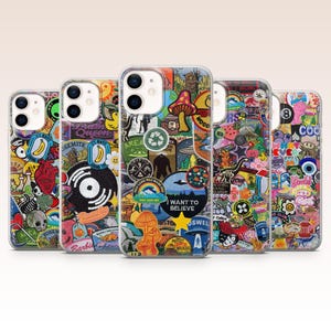 Könnte beinhalten: Fünf transparente Smartphone-Hüllen in einer Reihe, jede mit einer dichten Collage aus bunten Aufklebern bedeckt. Die Designs zeigen verschiedene Illustrationen wie Pilze, Schallplatten, Bananen, Totenköpfe, Herzen und den Text I WANT TO BELIEVE.