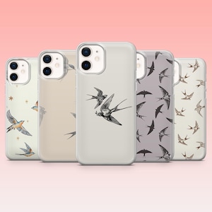 Könnte beinhalten: Fünf Handyhüllen mit Vogelmotiven. Die Designs zeigen fliegende Schwalben und Sterne. Die Hüllen sind in Beige-, Grau- und Weißtönen gehalten, mit schwarzen Vogelillustrationen.