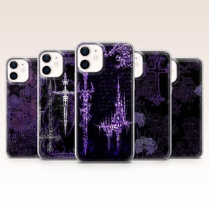 Puede incluir: Cinco fundas para teléfono con diseños de inspiración gótica en morado oscuro y negro. Las fundas presentan imágenes de espadas, cruces y motivos florales. Las fundas están hechas de un material transparente. Los diseños son intrincados y detallados.