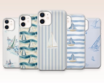 Puede incluir: Una colección de cinco fundas para teléfono con diseños náuticos. Las fundas presentan ilustraciones de veleros, olas y patrones de rayas en tonos azules y blancos. Las fundas están diseñadas para un teléfono inteligente.