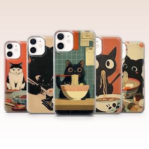 Puede incluir: Cinco fundas transparentes para teléfono con varias ilustraciones de gatos comiendo ramen o sushi. Los diseños incluyen gatos blancos y negros, un gato negro de ojos grandes usando palillos para comer fideos y un gato junto a un bol.