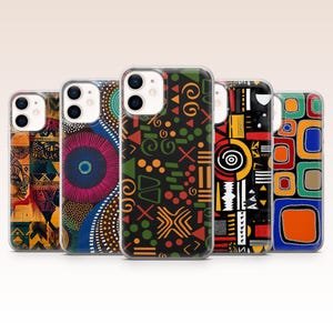 Può includere: Cinque custodie per smartphone disposte in fila, ognuna caratterizzata da motivi colorati distinti. I design includono forme geometriche, cerchi concentrici, texture punteggiate e linee astratte in tonalità vivaci di arancione, blu, rosso, giallo e nero.