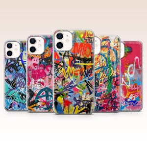 Puede incluir: Cinco fundas para teléfono con diseños de arte graffiti vibrantes. Cada funda presenta una combinación única de colores, incluyendo azul, rosa, amarillo y verde, con letras y formas abstractas. Las fundas están hechas de un material transparente.