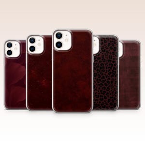 Könnte beinhalten: Eine Sammlung von fünf Handyhüllen mit verschiedenen Designs. Die Hüllen weisen eine Reihe von Mustern auf, darunter ein Blumendruck, ein gesprenkeltes Design, eine lederartige Textur und ein Leopardenmuster. Die Hüllen sind in Burgunder- und Brauntönen gehalten.