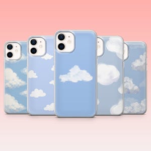 Peut inclure: Cinq coques de téléphone avec un fond bleu ciel et des motifs de nuages blancs. Les coques sont disposées en rangée, chacune avec un motif de nuage différent. Les coques ont une bordure transparente.